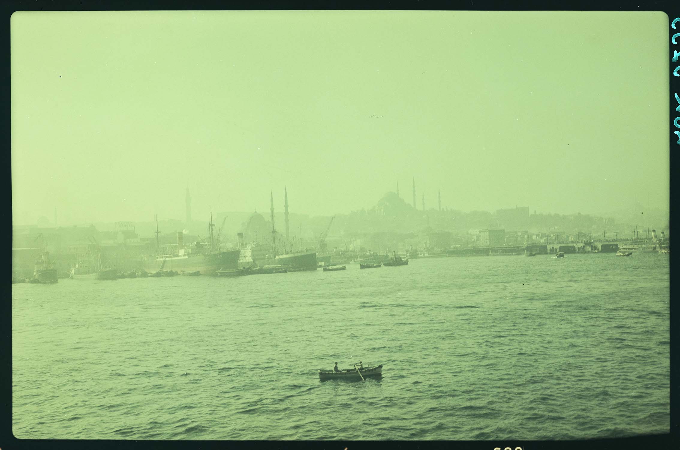 Mosquée Neuve (Yeni Camii), mosquée Soliman (Suleymaniye Camii) et pont de Galata depuis l’entrée de la Corne d’Or